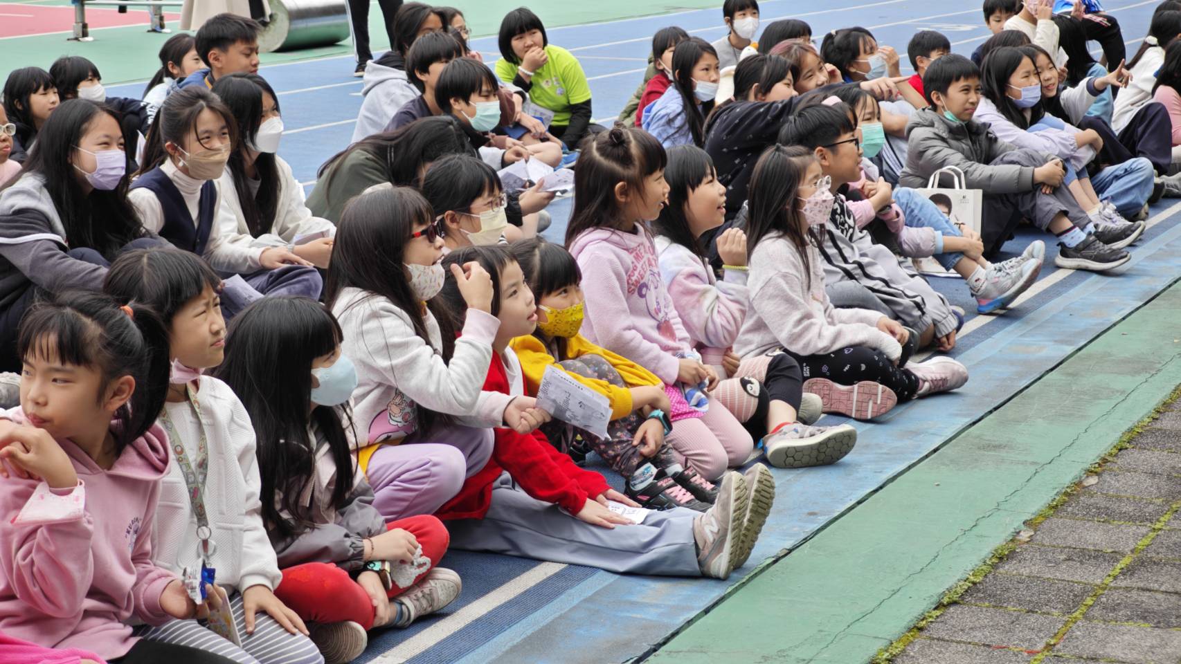 螢橋國小學生家長會與學生互動生活照