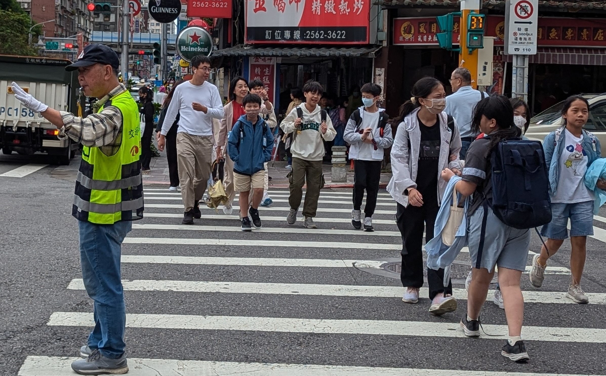 中山區樂齡學習中心志工團與學生互動照