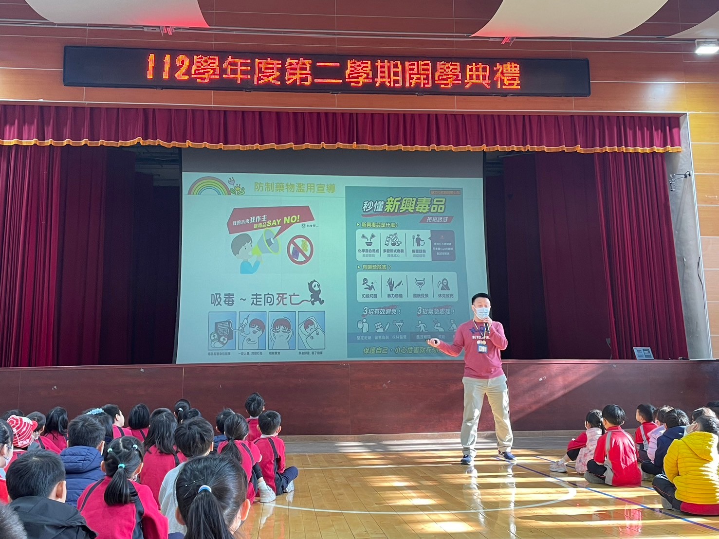 陳輝霖與學生互動照