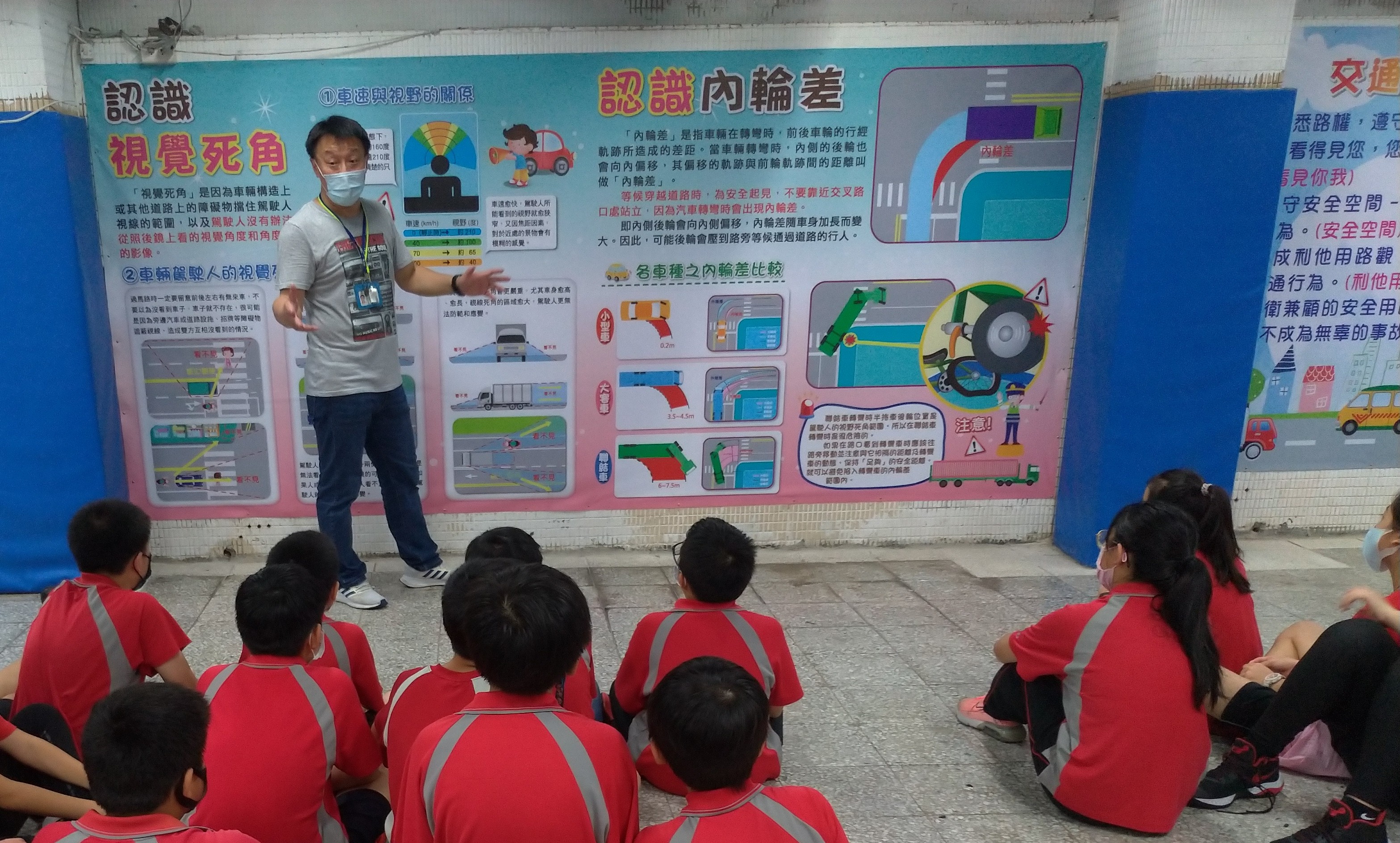 陳輝霖與學生互動生活照