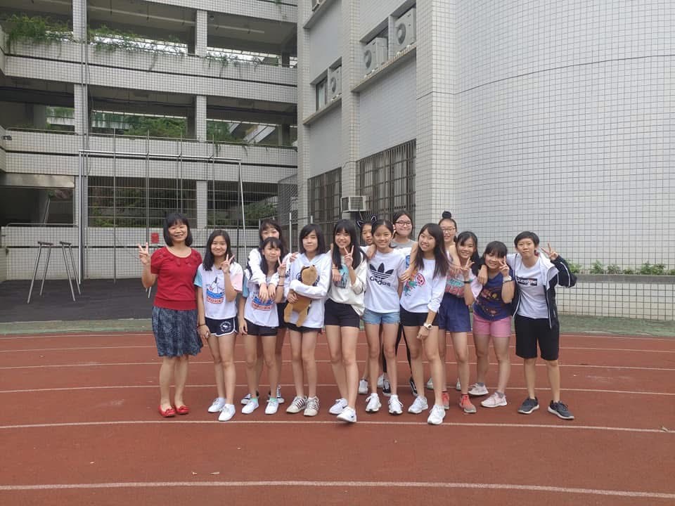 李鳳珠與學生互動生活照