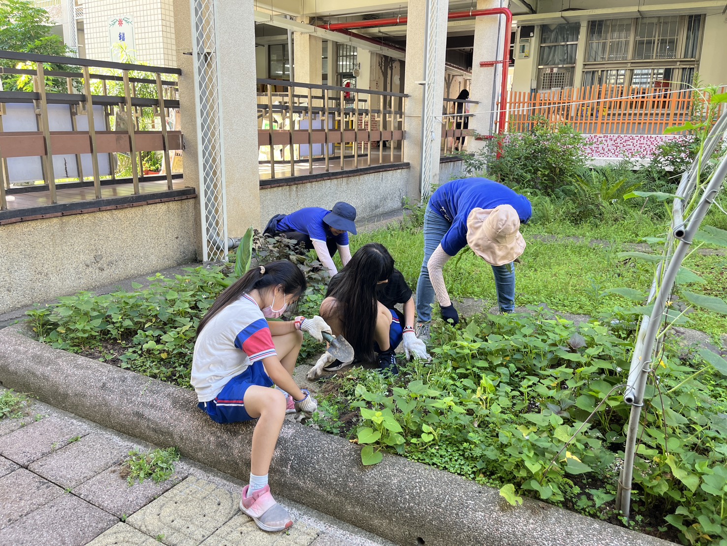 福德愛心志工團綠化組與學生互動照