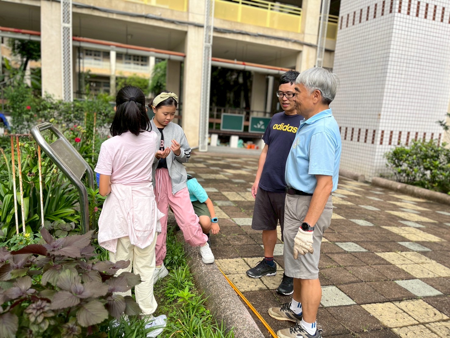 福德愛心志工團綠化組與學生互動生活照