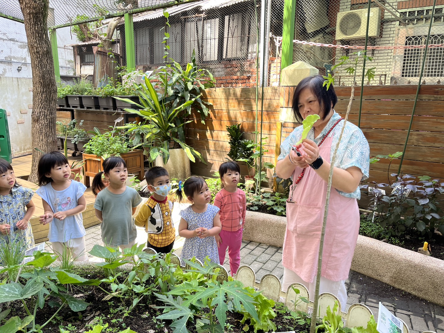 游惠純與學生互動生活照