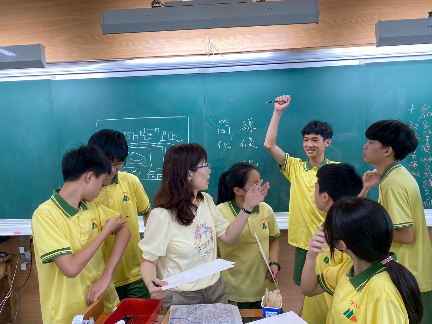 梁曉芬與學生互動生活照