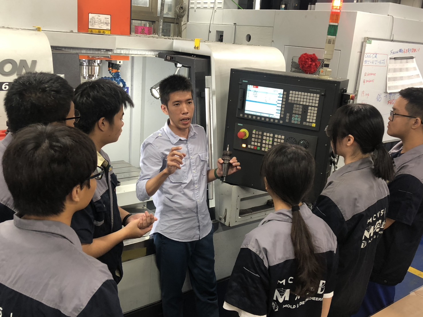 林哲維與學生互動照