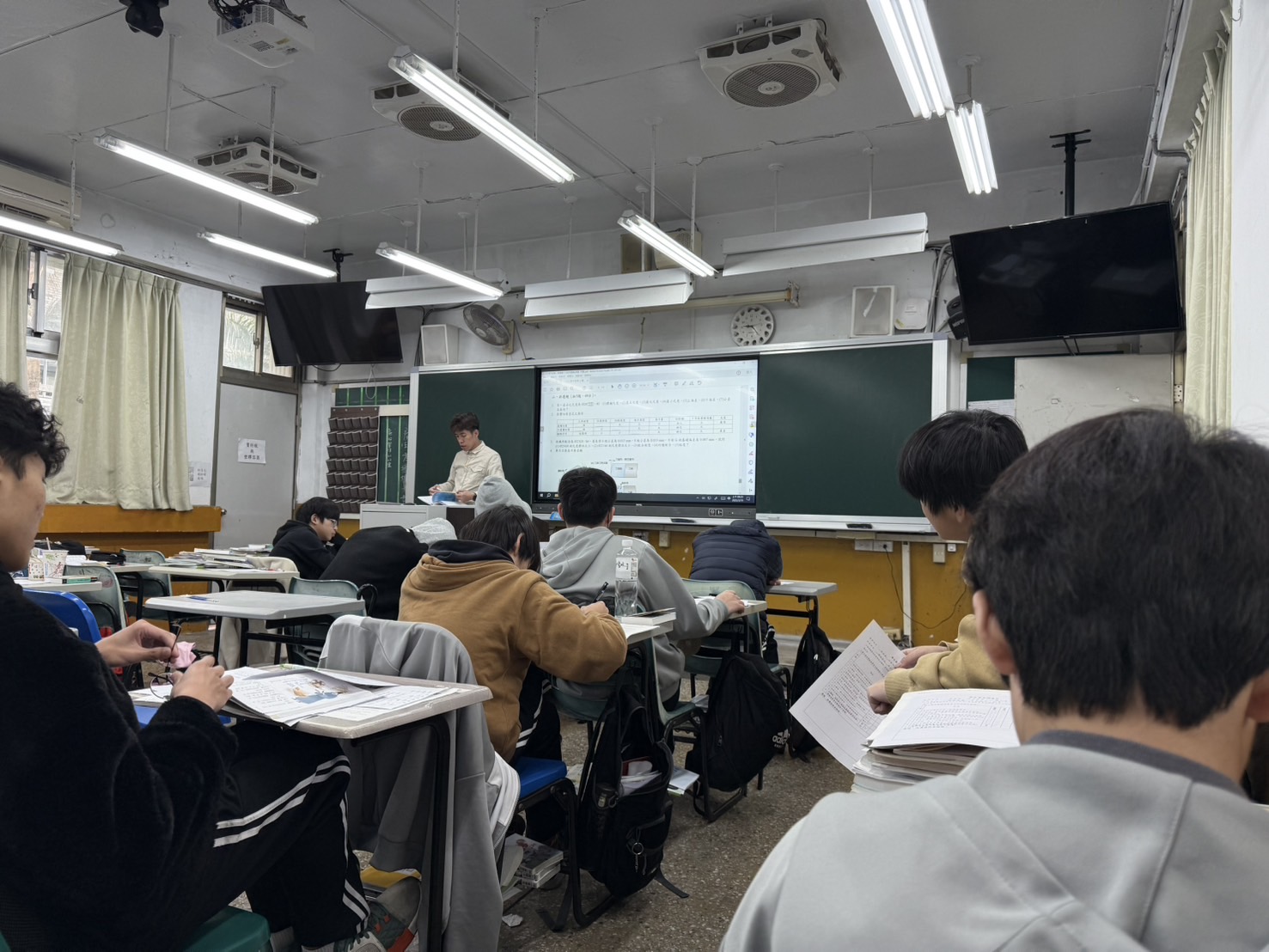 林哲維與學生互動生活照