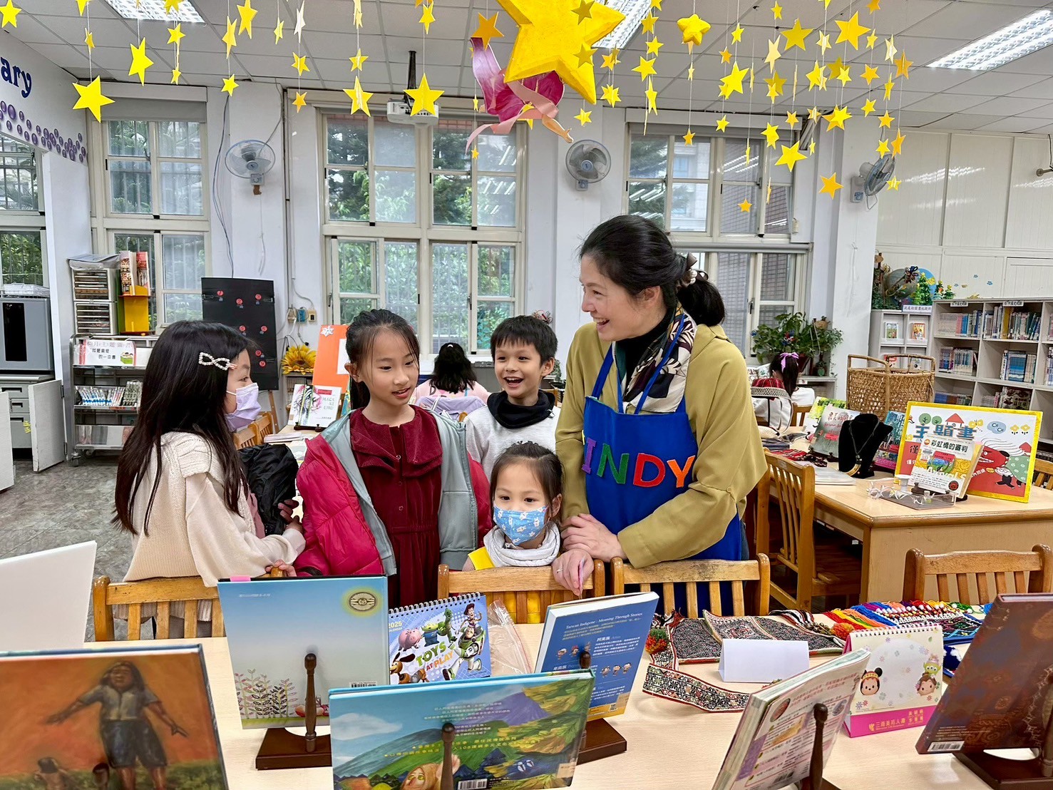 古亭國小家長會喜閱志工分隊與學生互動照