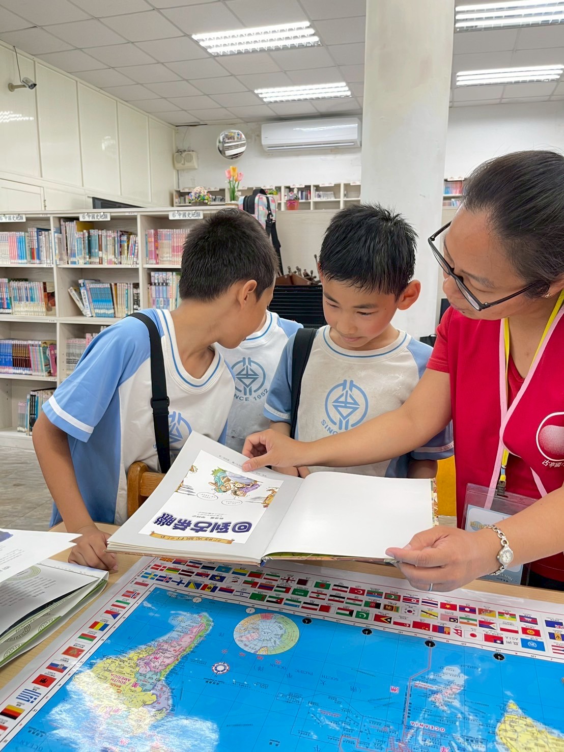 古亭國小家長會喜閱志工分隊與學生互動生活照