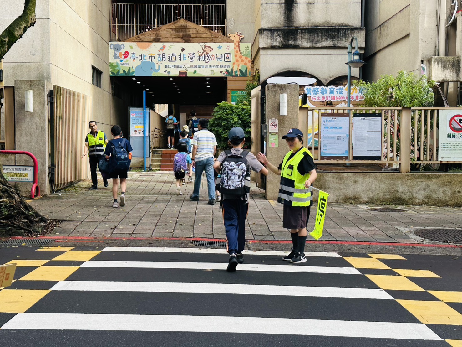 吳瑞芳與學生互動生活照