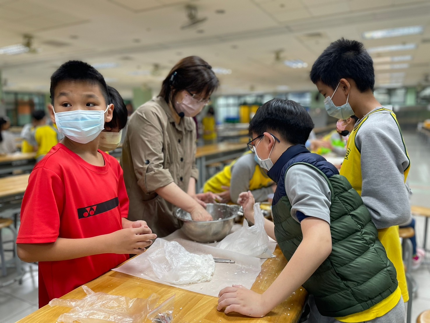 童鈺雯與學生互動照