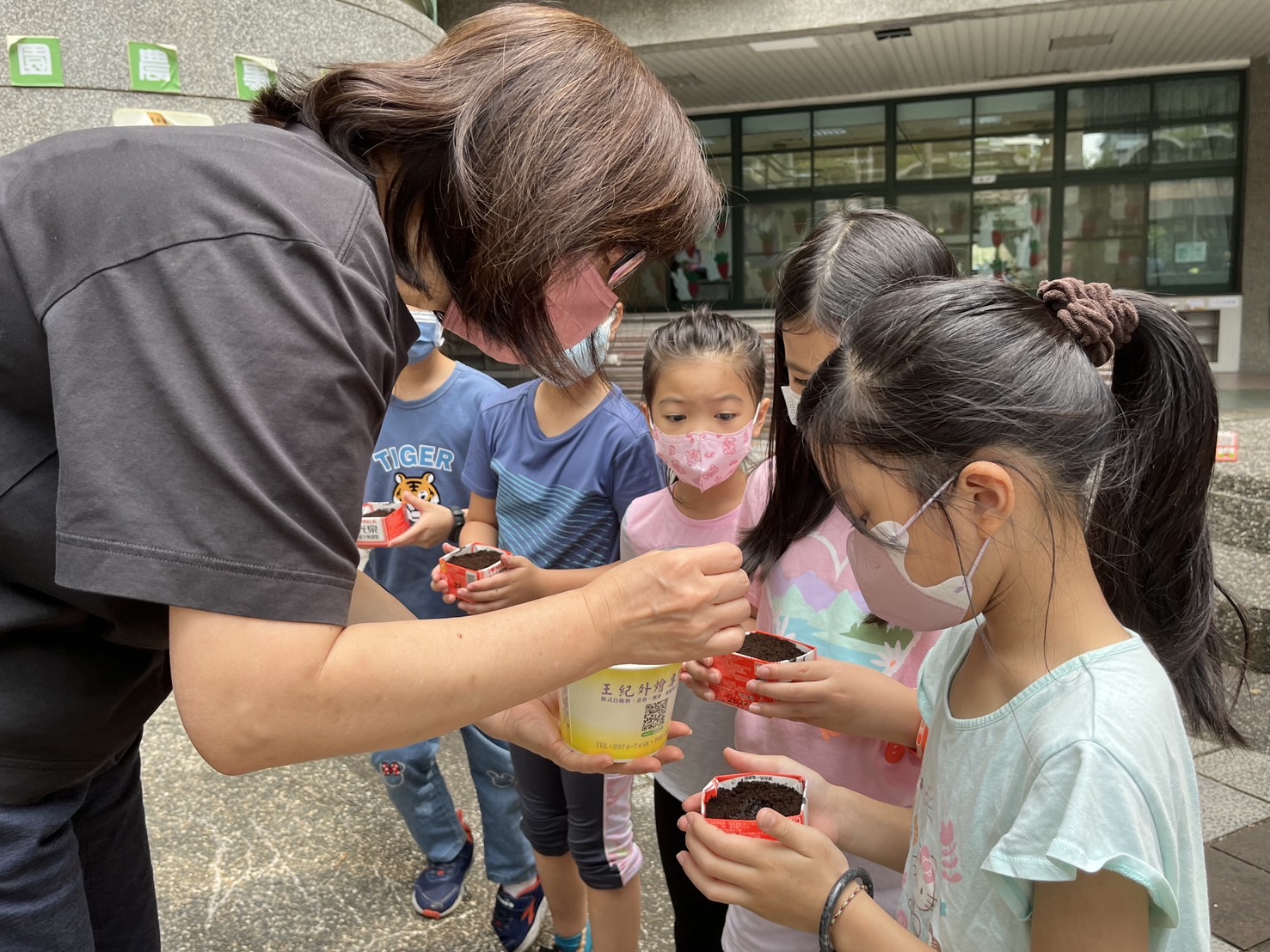 童鈺雯與學生互動生活照
