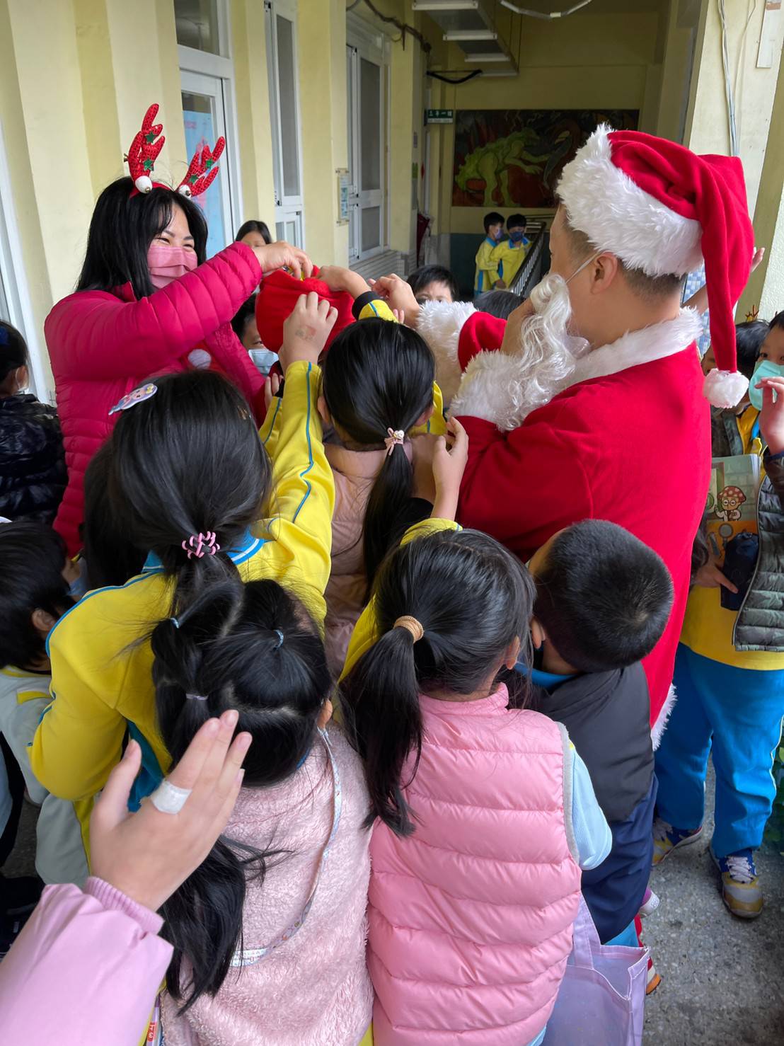 俞攸潔與學生互動生活照