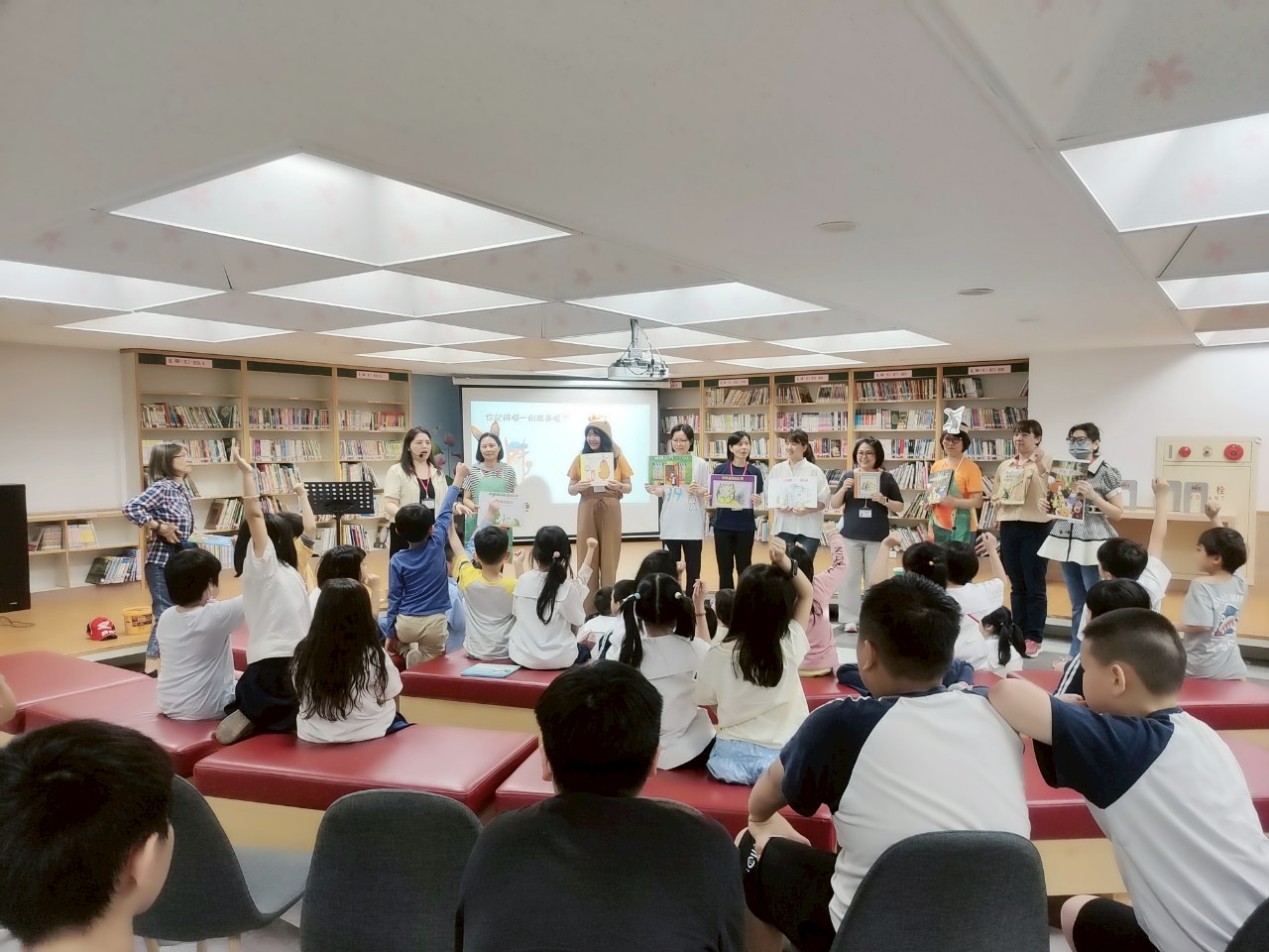 老松國小愛閱志工團與學生互動生活照