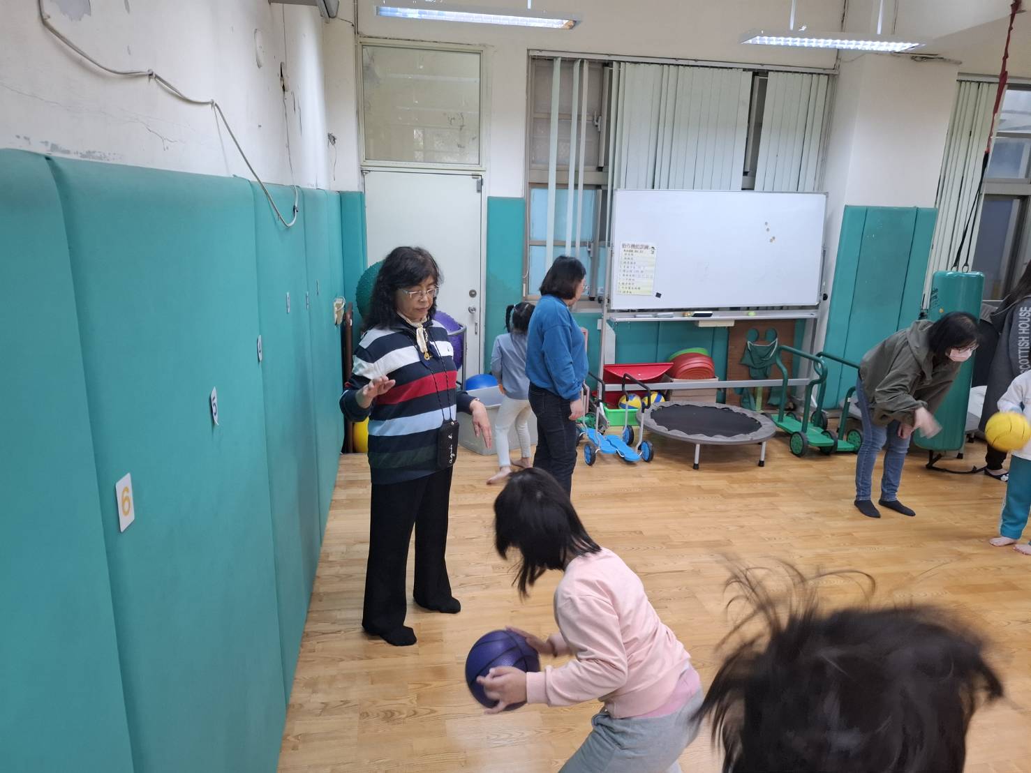 雙永國小家長會暨愛心志工團與學生互動照