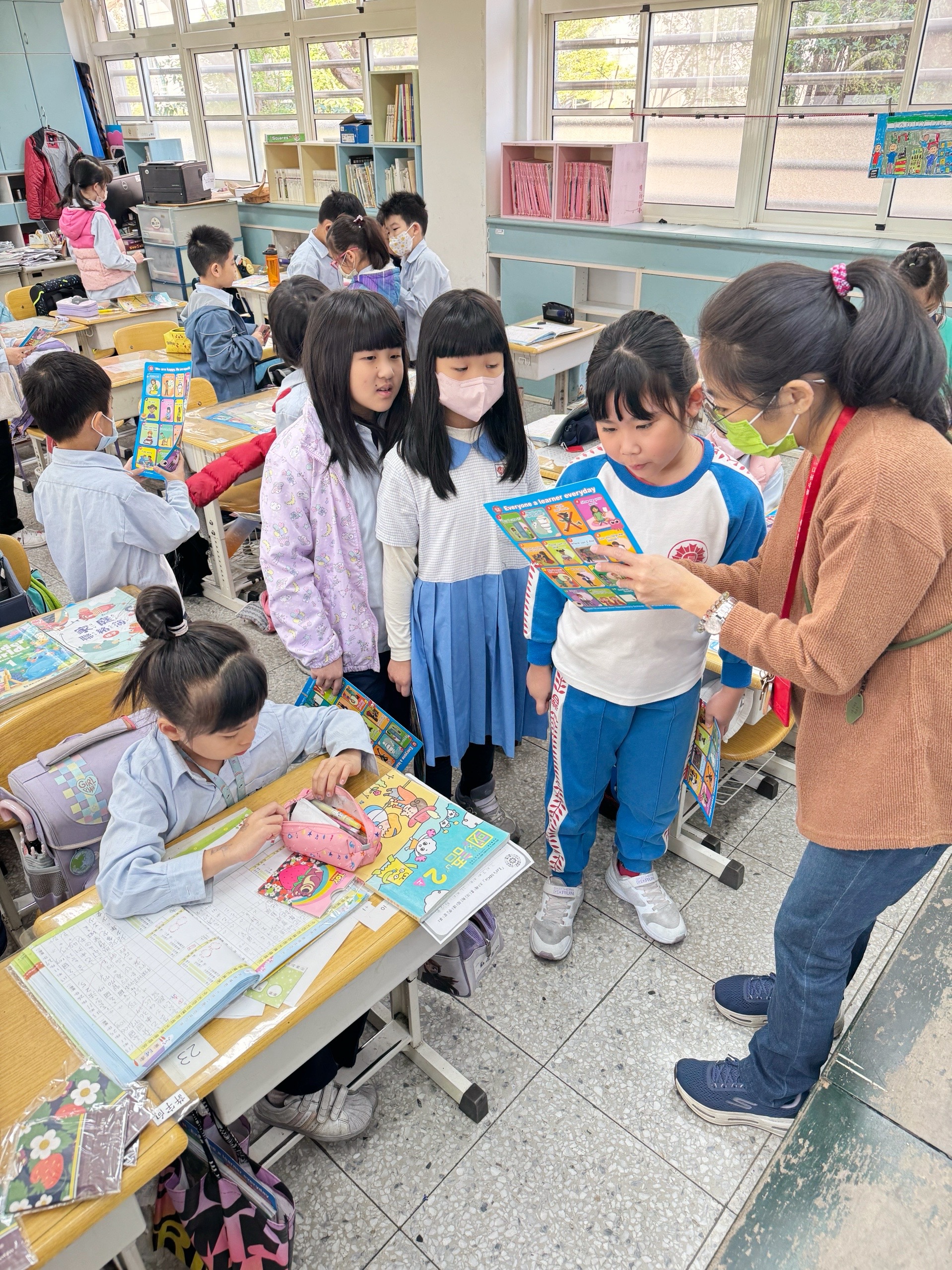 臺北市大同區日新國民小學學生家長會與學生互動生活照