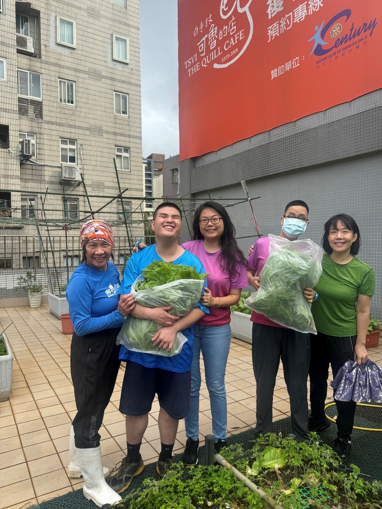 羅文華與學生互動生活照