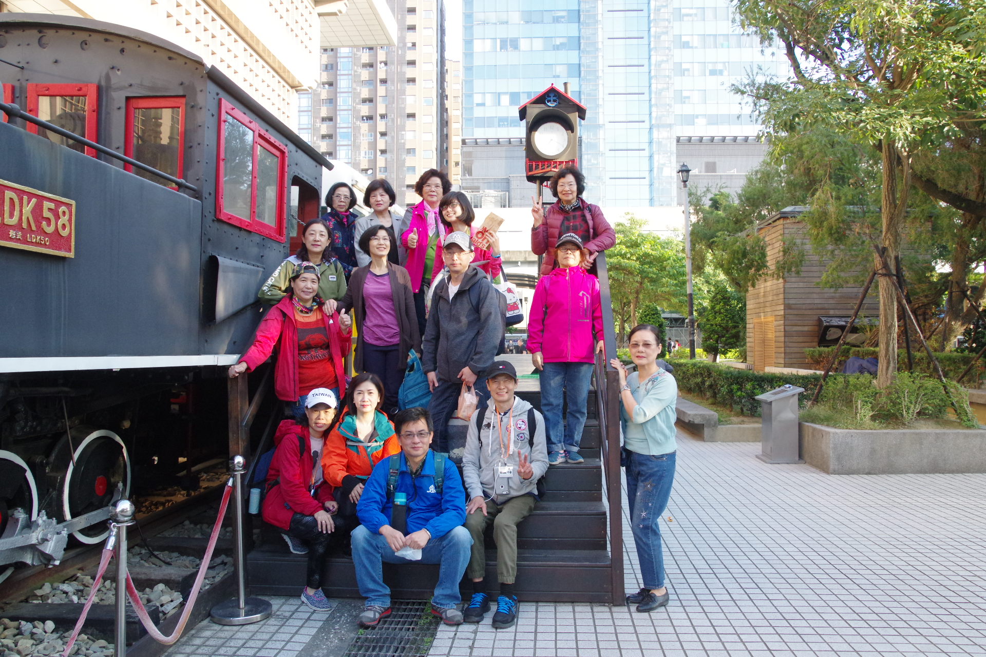 高俊卿與學生互動生活照