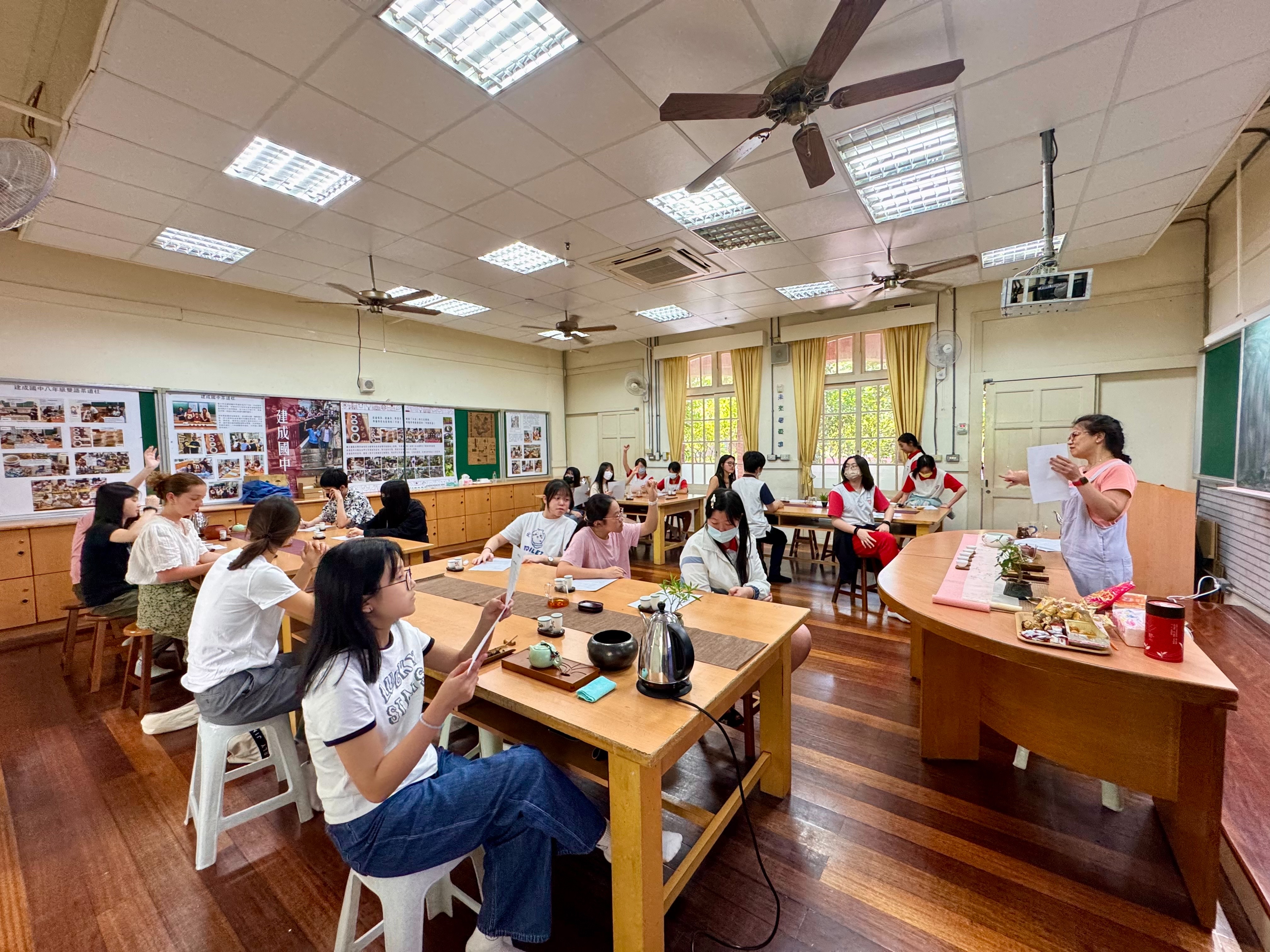 邱元昭與學生互動生活照