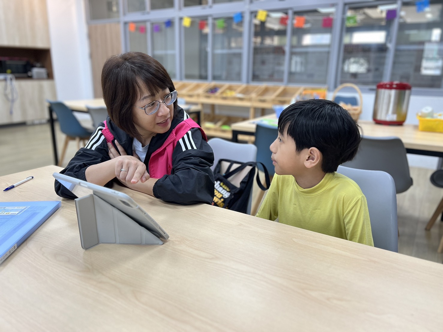 志工服務隊學習陪伴組與學生互動照