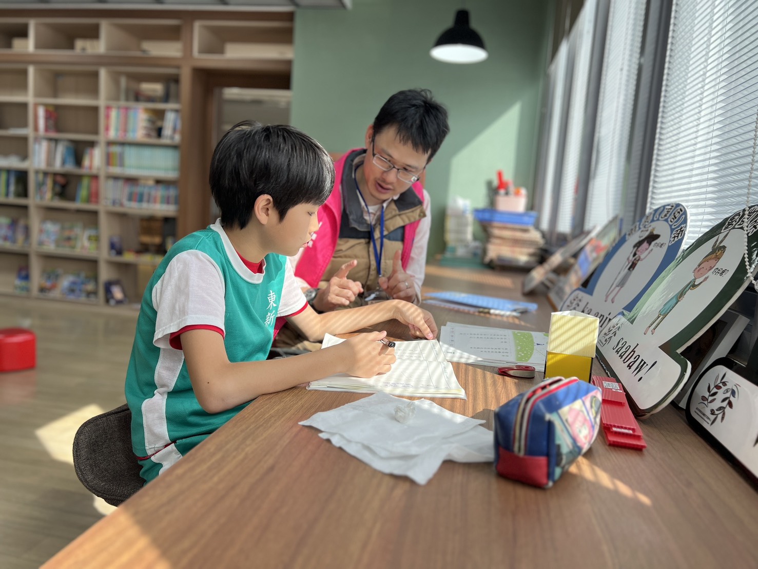 志工服務隊學習陪伴組與學生互動生活照