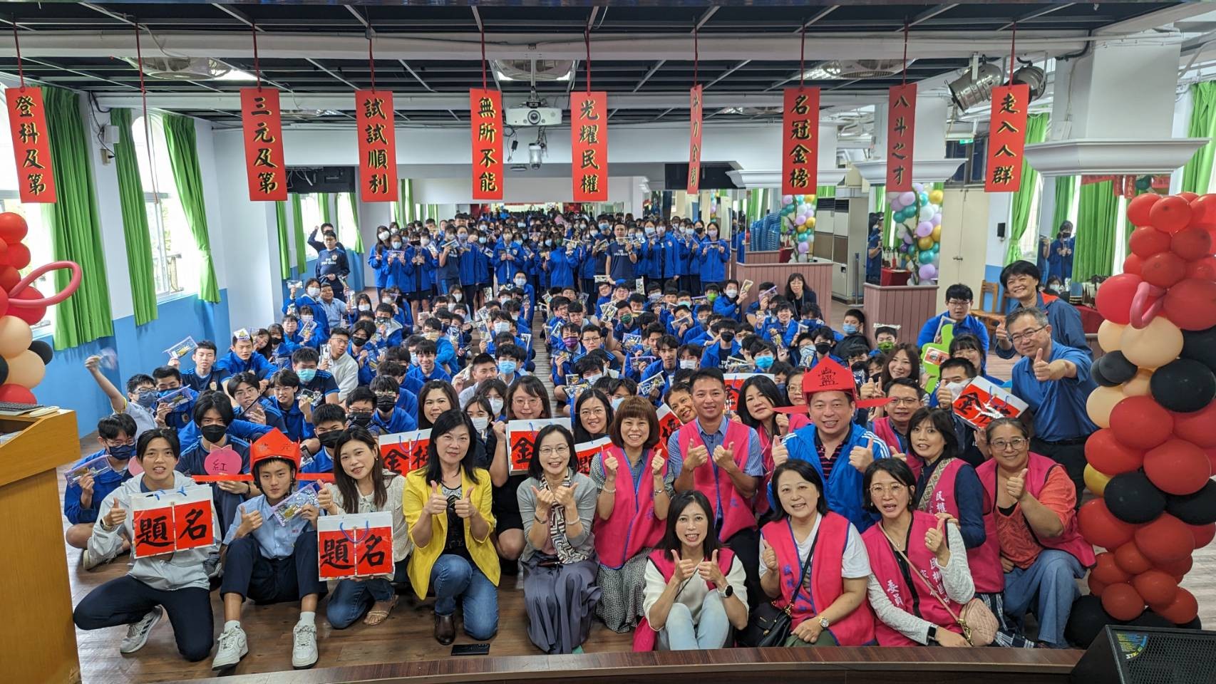 民權國中家長志工團與學生互動照