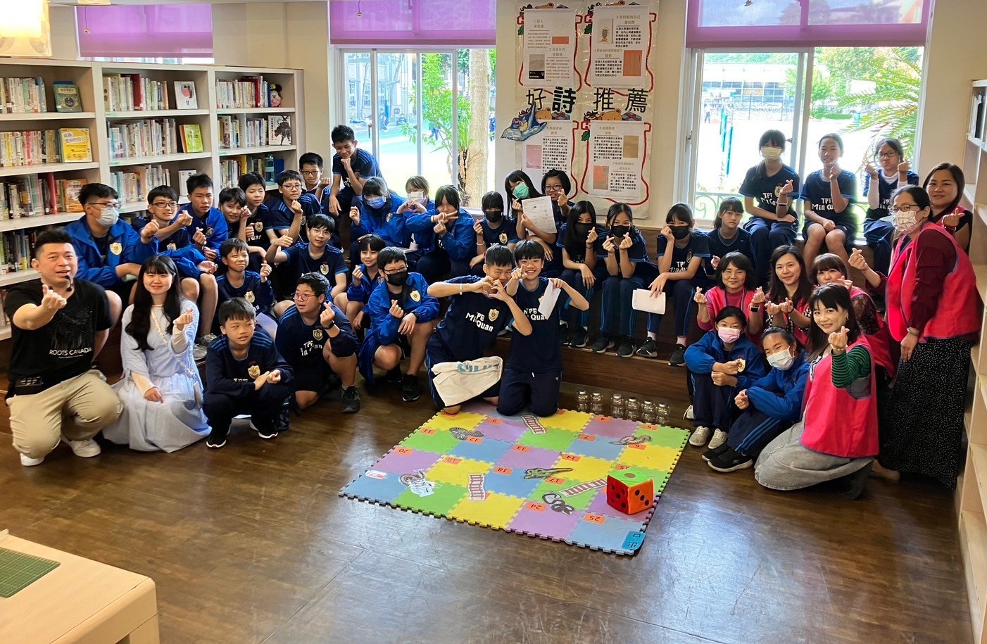 民權國中家長志工團與學生互動生活照
