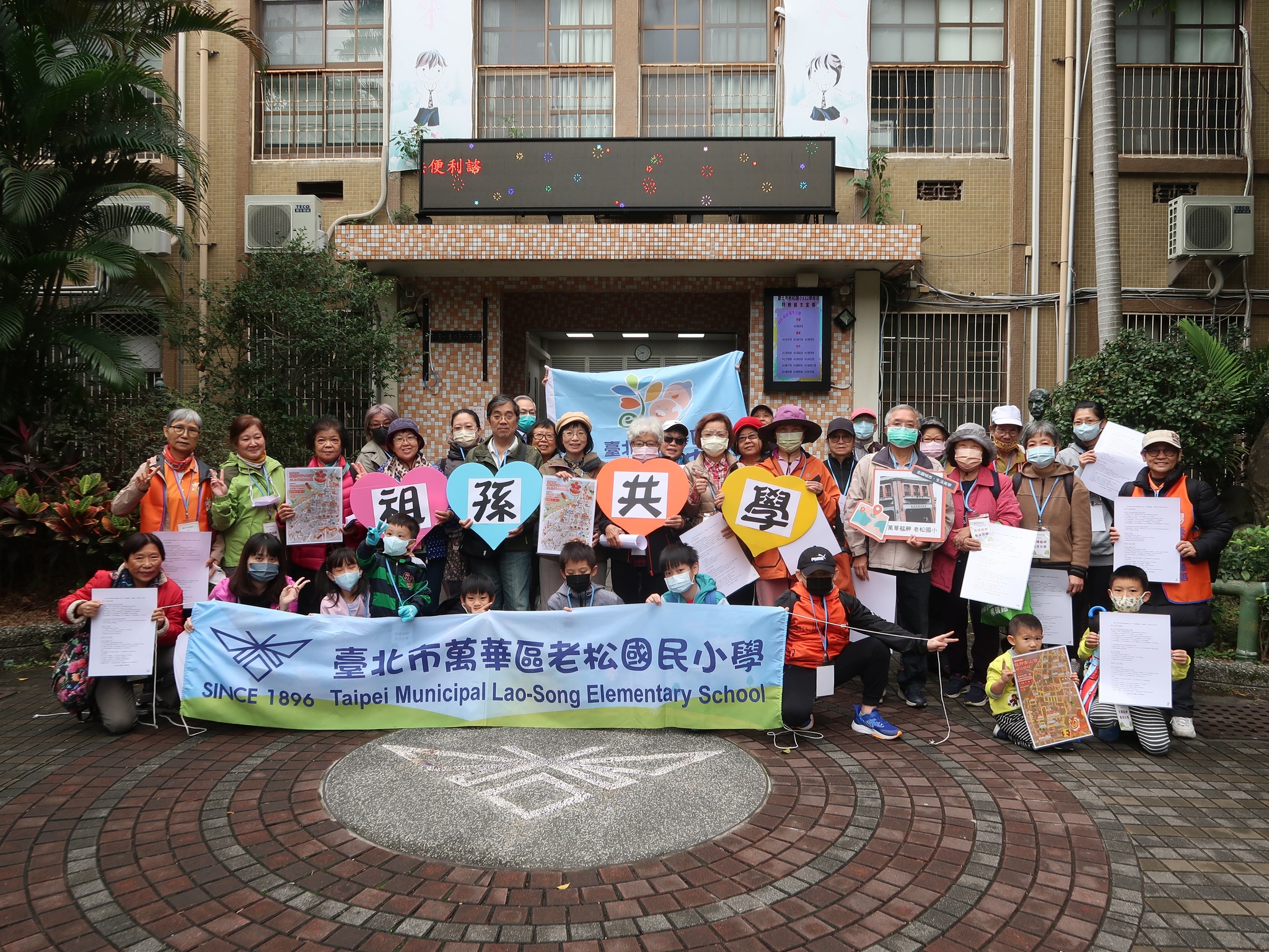 張瓈文與學生互動生活照