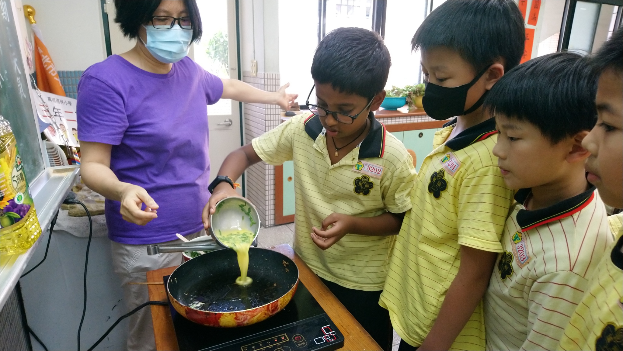 向翠瑛與學生互動照