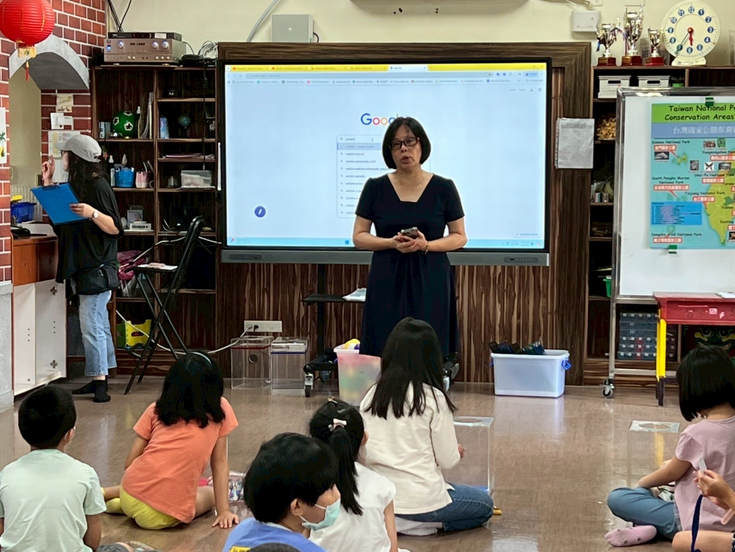向翠瑛與學生互動生活照