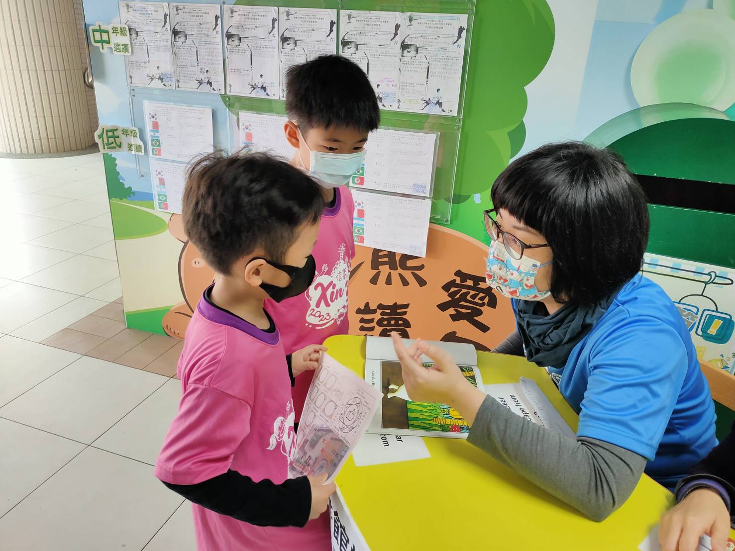 劉彥秀與學生互動生活照