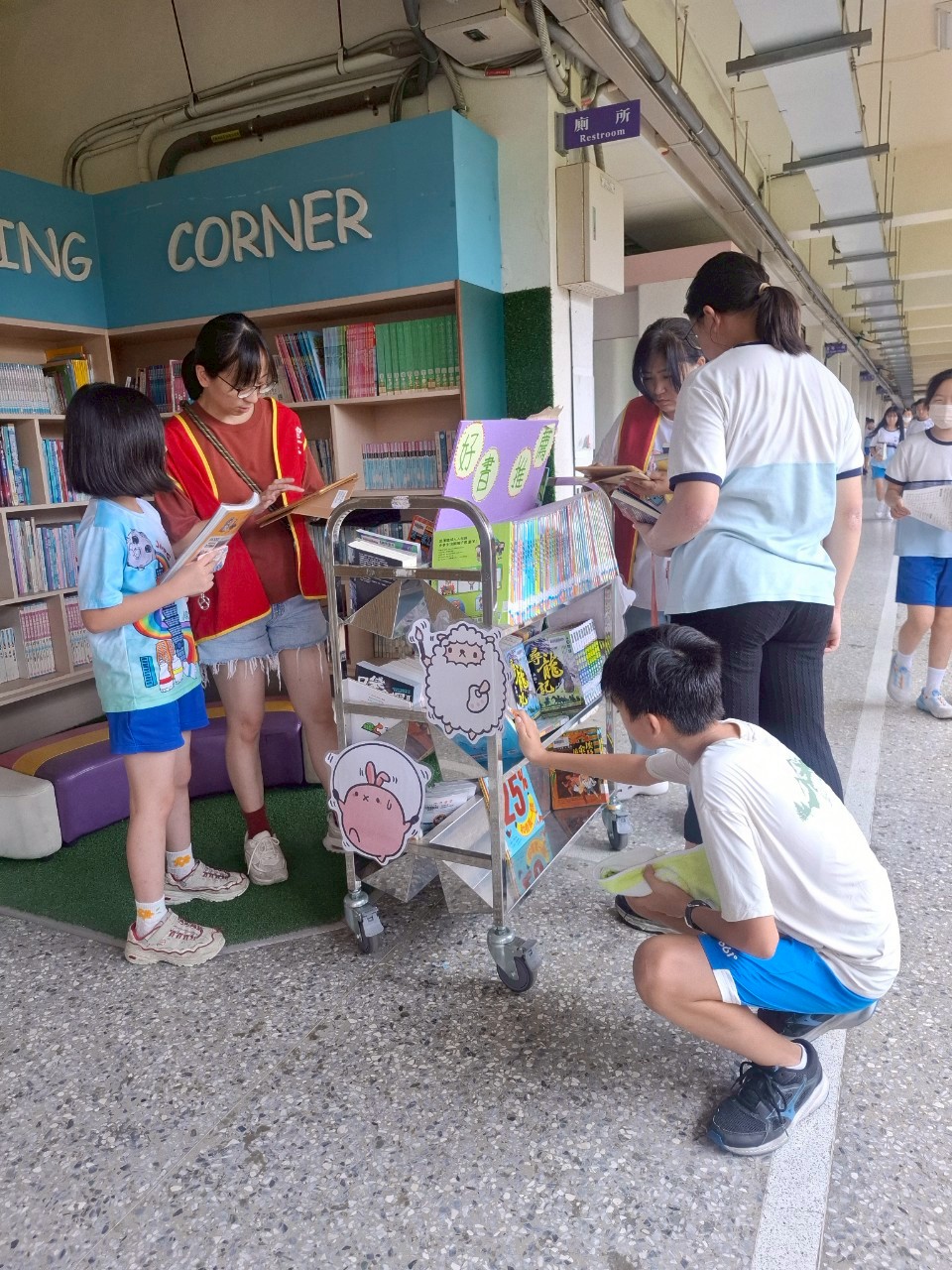 建安國小圖書組與學生互動照