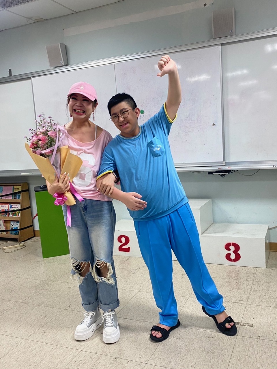 郭育君與學生互動照