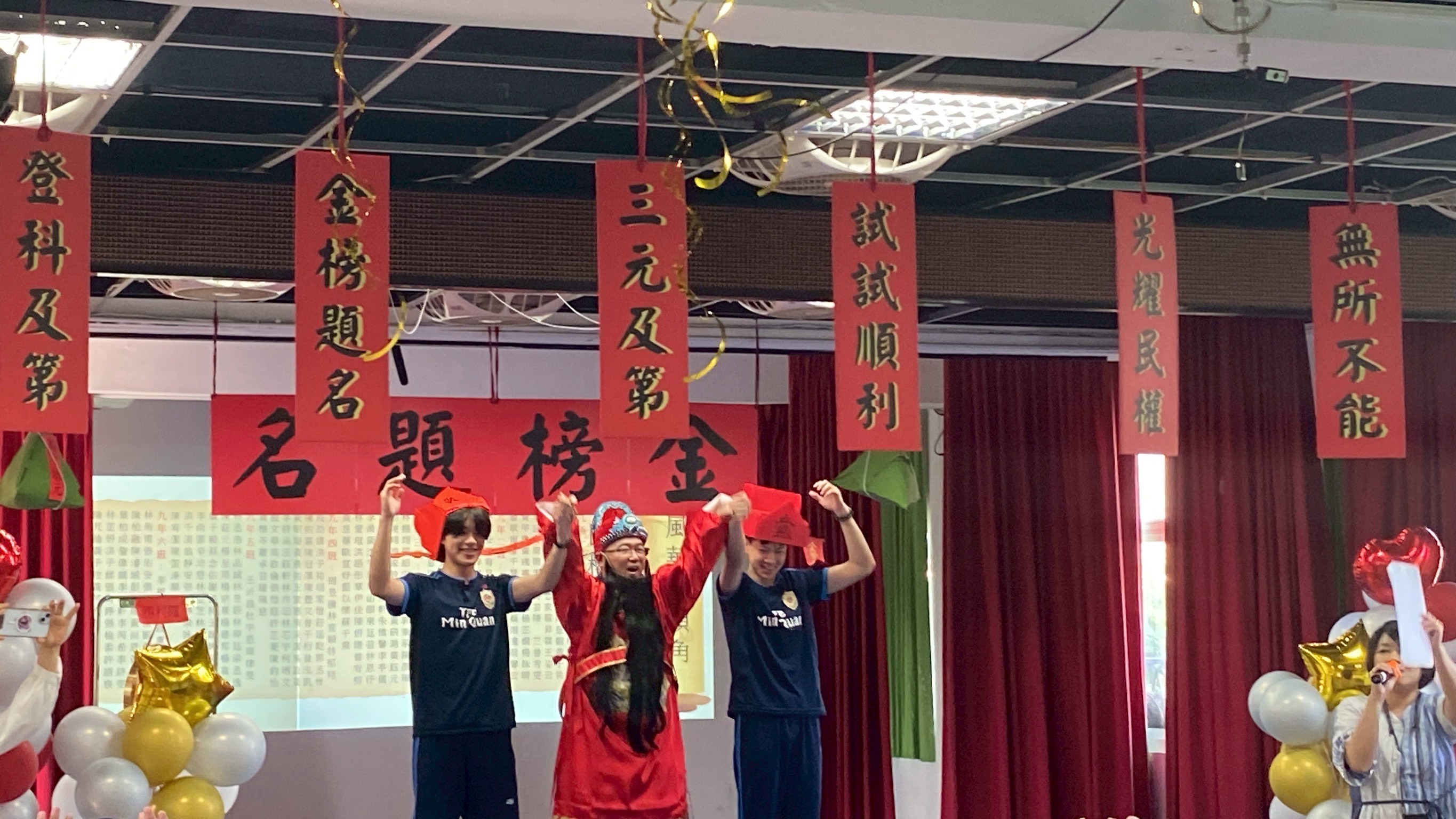 蔡聰暉與學生互動生活照