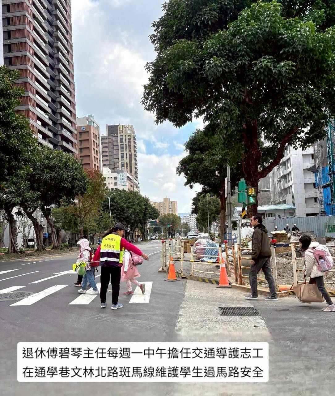 傅碧琴與學生互動照