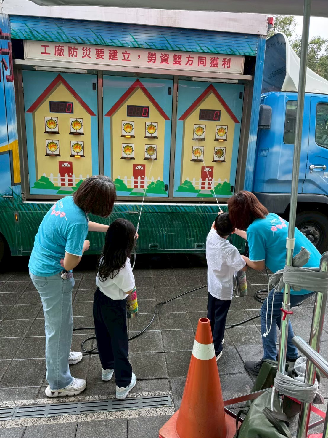 臺北市國語實驗國民小學志工團勤務組與學生互動照