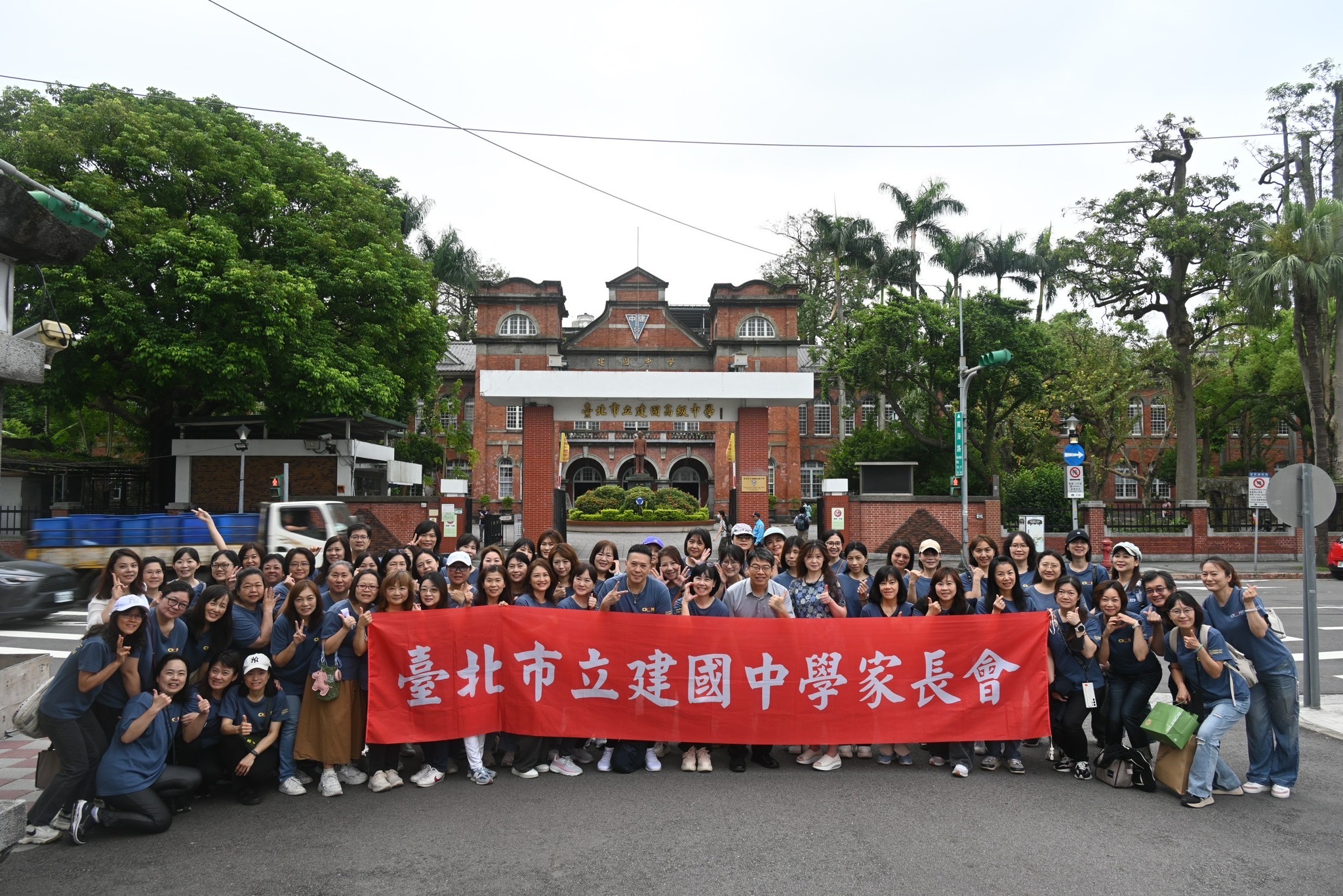 楊育敏與學生互動生活照