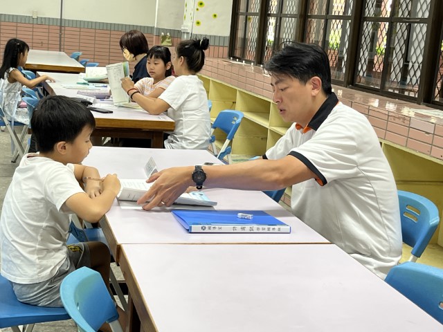 何振維與學生互動照