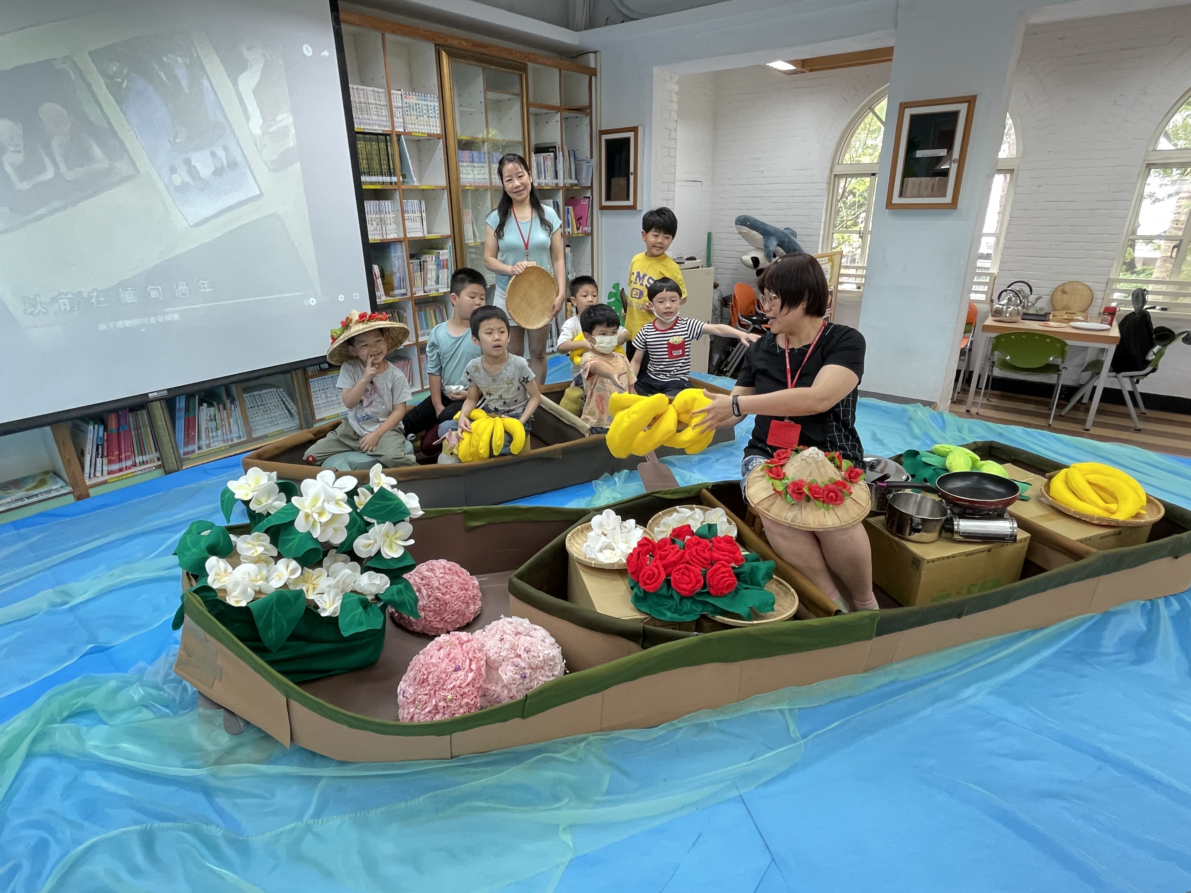 愛心志工團閱讀推廣組與學生互動照