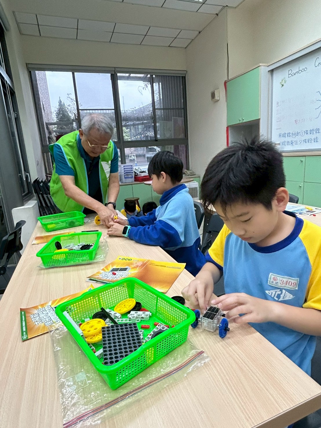 臺北市學校環境教育中心志工團隊與學生互動照