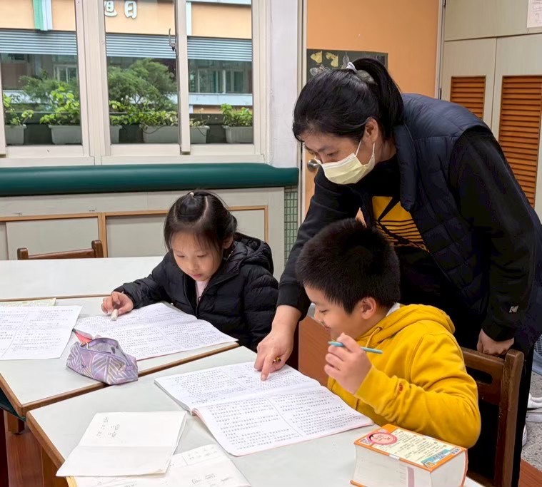 小太陽志工團與學生互動照